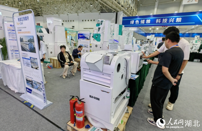 中國糧食交易大會上，設(shè)置有糧油機械設(shè)備展區(qū)。人民網(wǎng)記者 郭婷婷攝