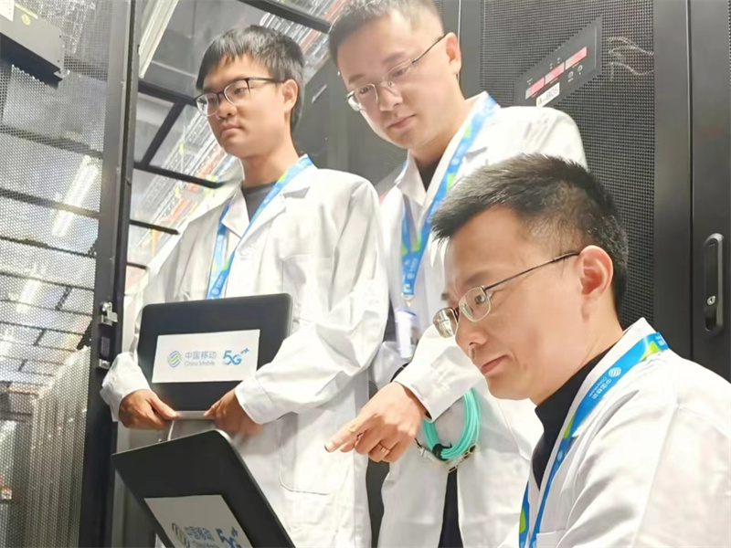 移動工程師在數(shù)據(jù)中心維護(hù)設(shè)備。