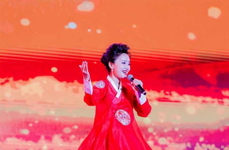 卞英花演唱《紅太陽照邊疆》。學(xué)校供圖