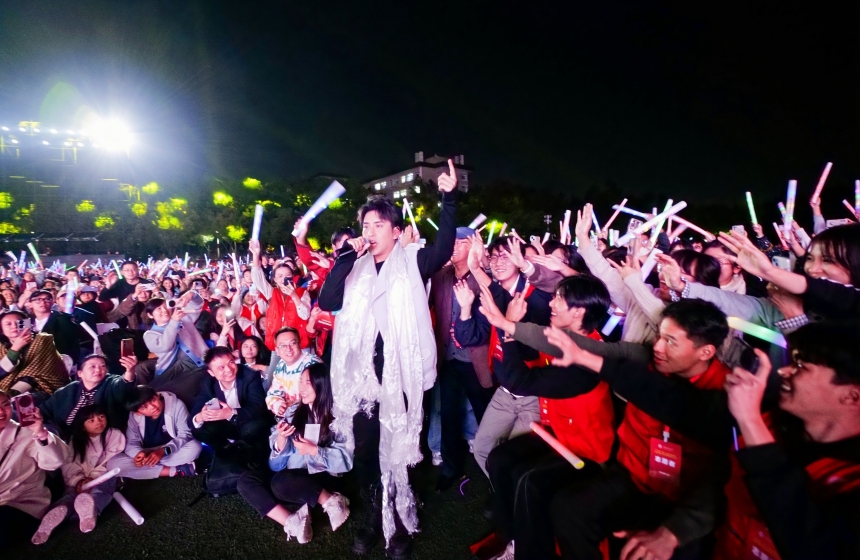 青年歌唱家扎西頓珠與觀眾熱情互動(dòng)。學(xué)校供圖