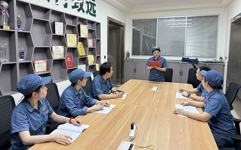 基層黨小組開(kāi)展“以案釋紀(jì)”警示教育。陳光羲攝