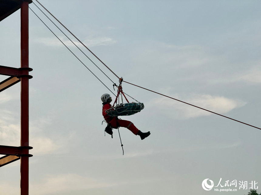 高空繩索救援演練。