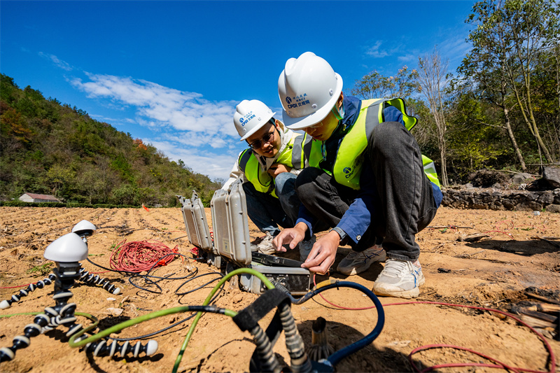 技術(shù)人員利用大地電磁物探設(shè)備進行數(shù)據(jù)采集。吳迪攝