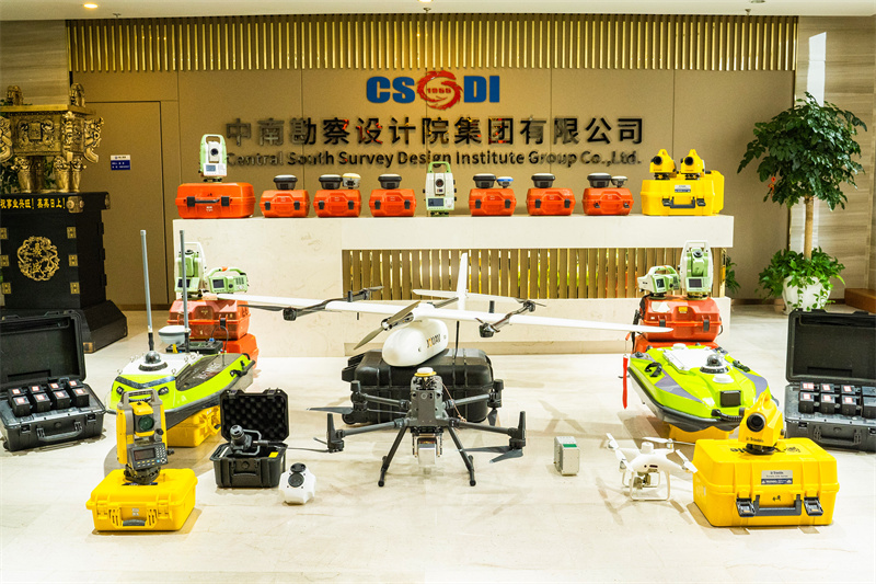中南勘察設(shè)計院“水陸空”智慧化勘察測繪“方隊”。吳迪攝