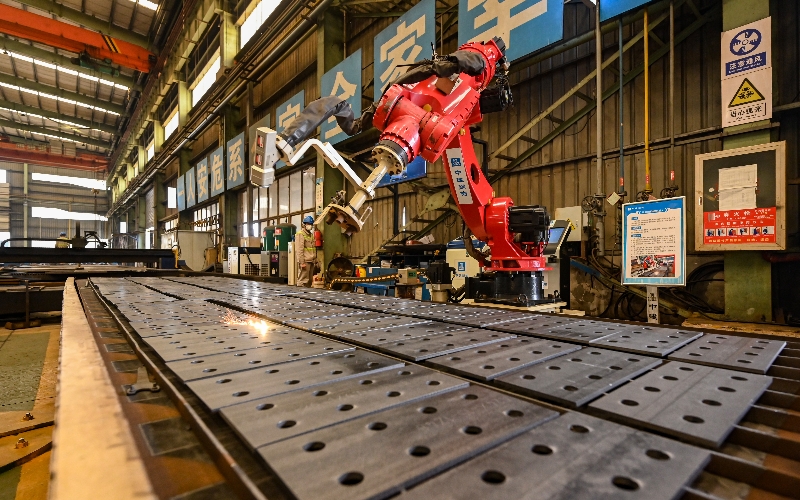 .機(jī)械臂正在進(jìn)行激光除銹作業(yè)。吳迪攝
