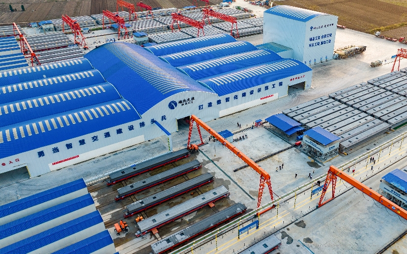 俯瞰湖北規(guī)模最大的智慧化預(yù)制梁廠(chǎng)。吳迪攝