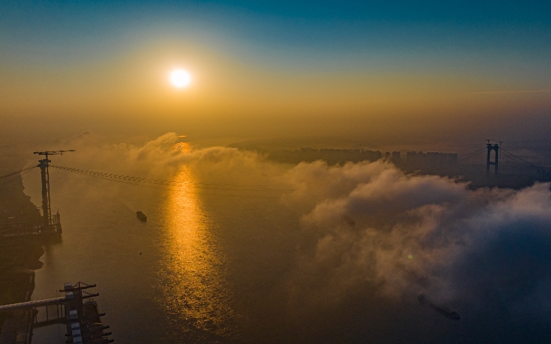 晨曦中的燕磯長(zhǎng)江大橋。吳迪攝