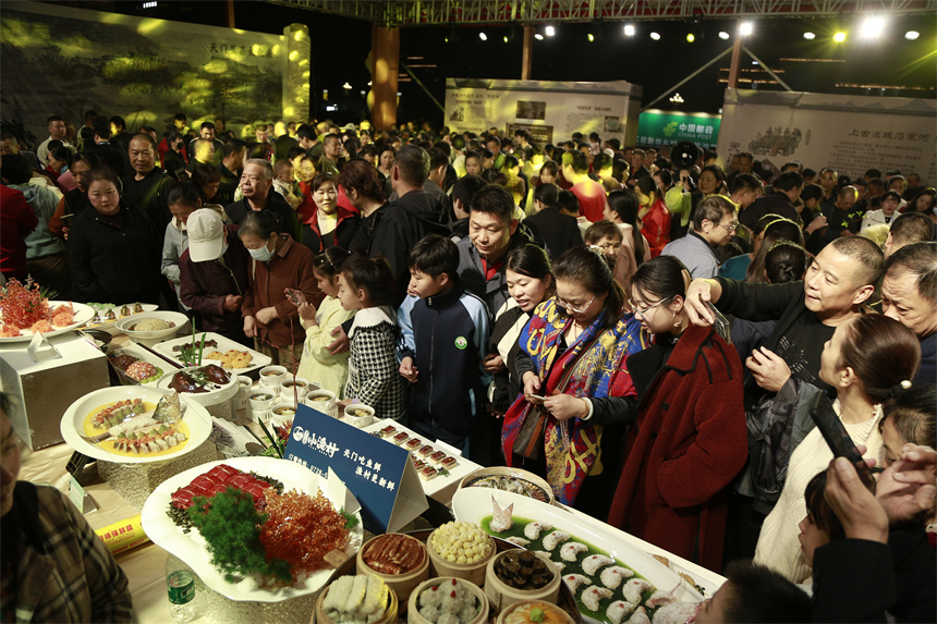 農(nóng)特產(chǎn)品展臺吸引眾多市民。劉銀斌攝