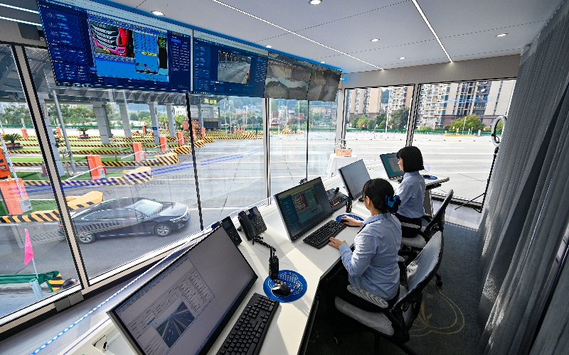 工作人員在云艙內(nèi)通過可視對講方式與司乘人員進行遠程在線交互。吳迪攝