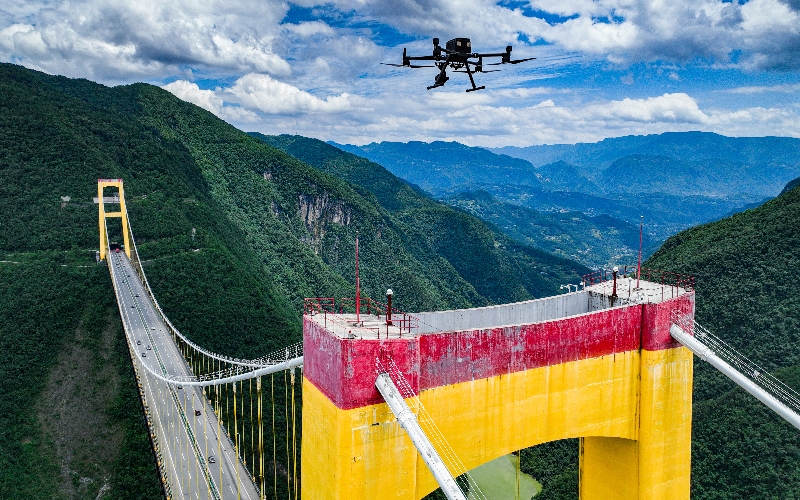 運用“橋梁無人機智能檢測系統(tǒng)”對主塔進行病害檢測。吳迪攝