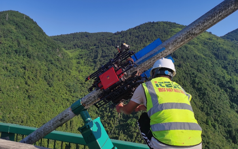 爬索機器人對橋梁拉索進行病害檢測。吳迪攝