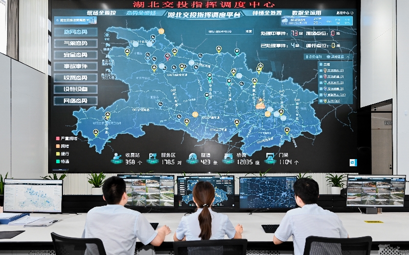 建成湖北交投智慧調度中心，接入全省6000多公里高速路段、1.5萬余路監(jiān)控視頻圖像，實現(xiàn)路網(wǎng)態(tài)勢全感知。吳迪攝