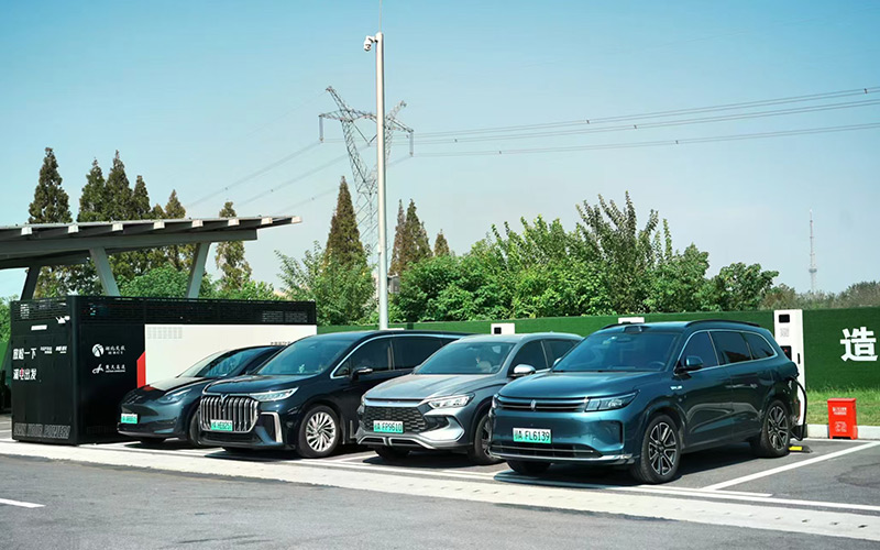 全省首座氫能離網(wǎng)超充站，在滬渝高速潛江服務(wù)區(qū)開通試運營。吳迪攝