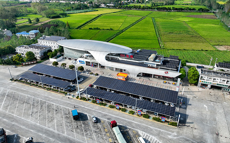 仙桃服務(wù)區(qū)打造成為“光儲充換”一體化的“低碳服務(wù)區(qū)”。吳迪攝