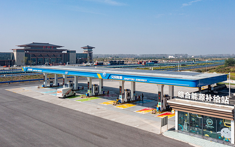 位于滬渝高速荊州東服務(wù)區(qū)的全國首座高速公路的綜合能源補給站。吳迪攝