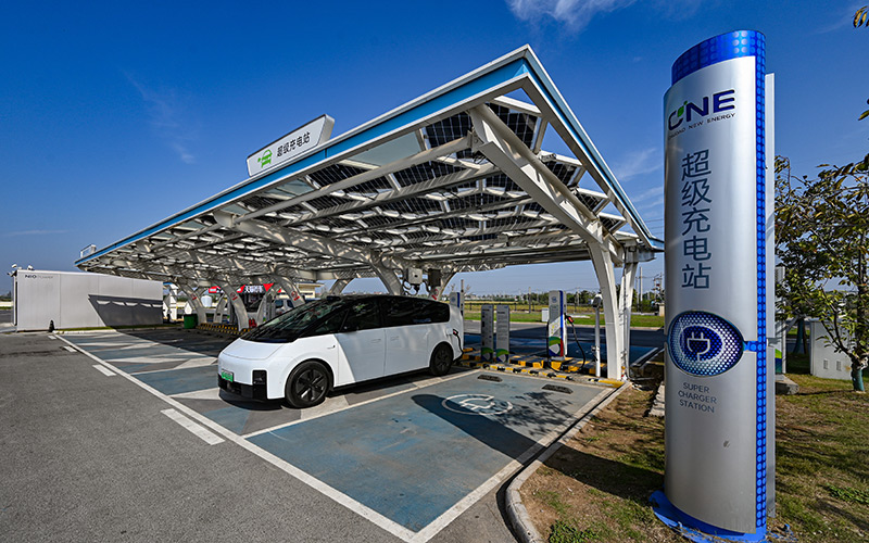 在超級充電站補能的新能源車正在以1秒1公里的速度“狂奔”，實現(xiàn)即插即充、即充即走。吳迪攝