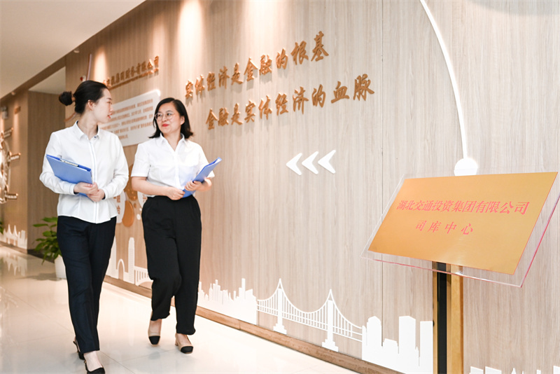 湖北交投集團(tuán)充分發(fā)揮旗下財(cái)務(wù)公司金融持牌專業(yè)優(yōu)勢(shì)，以司庫體系建設(shè)為契機(jī)，搭建“楚道云鏈”供應(yīng)鏈金融平臺(tái)