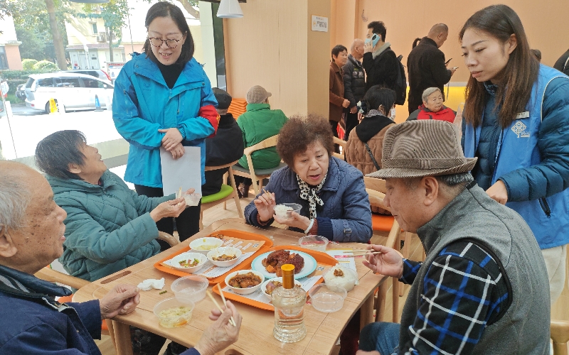 華錦社區(qū)工作人員在幸福食堂收集意見建議。受訪者供圖