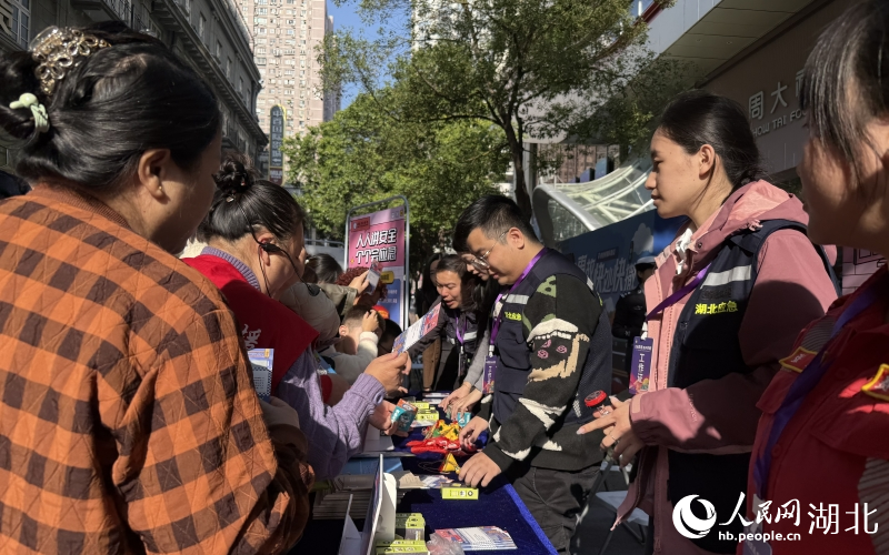 市民游園互動(dòng)熱情高漲。人民網(wǎng)記者 周恬攝