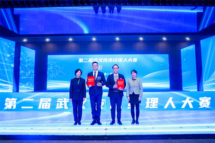 為銀獎獲得選手頒獎。