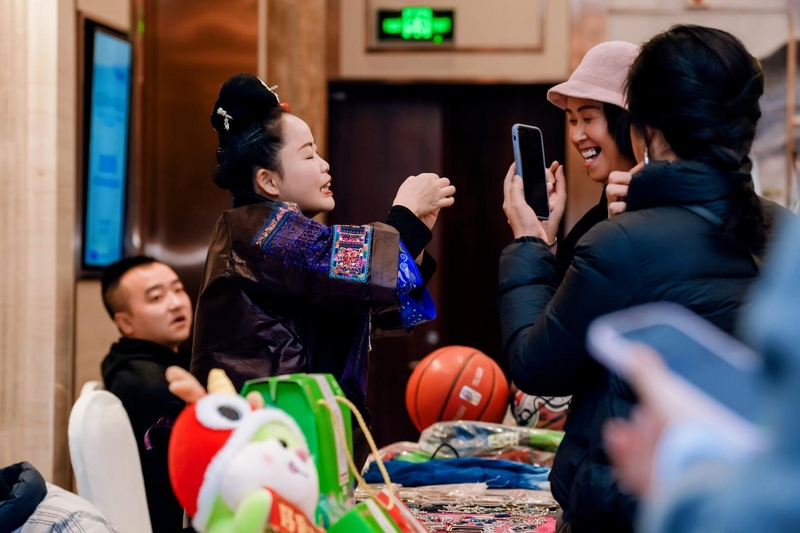 7、嘉賓向工作人員了解產(chǎn)品。