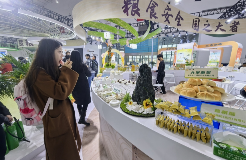 市民品嘗農(nóng)產(chǎn)品。