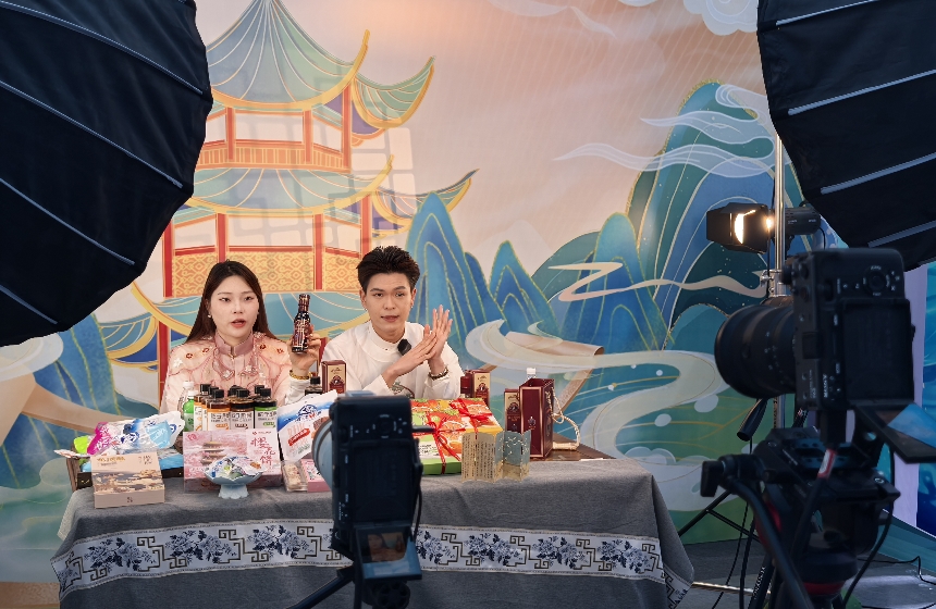 商家紛紛把直播間搬到展會(huì)現(xiàn)場。