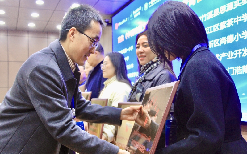 《中國(guó)校園文學(xué)》主編徐峙為“未來(lái)作家青苗計(jì)劃”實(shí)驗(yàn)學(xué)校授牌。