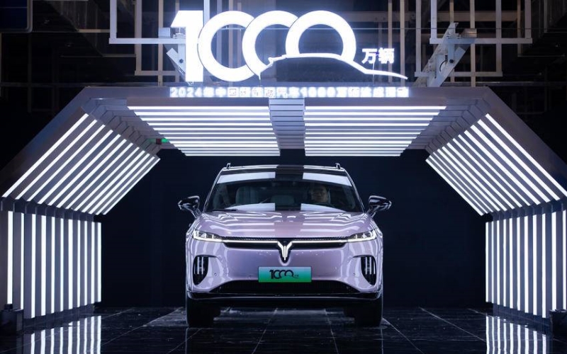 1000萬輛新能源汽車在武漢經(jīng)開區(qū)下線現(xiàn)場。