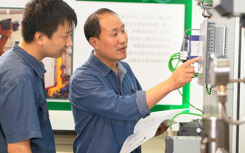 發(fā)揮“傳幫帶”作用，建立“師帶徒”管培機(jī)制。徐智源攝