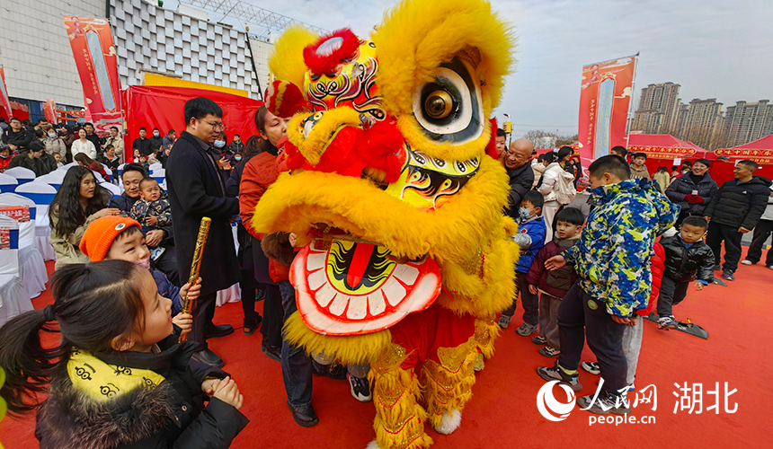 小朋友爭相撫摸醒獅沾喜氣。人民網(wǎng)記者 郭婷婷攝