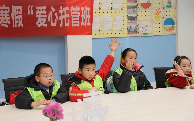 “安全小超人”小分隊積極回答老師問題。