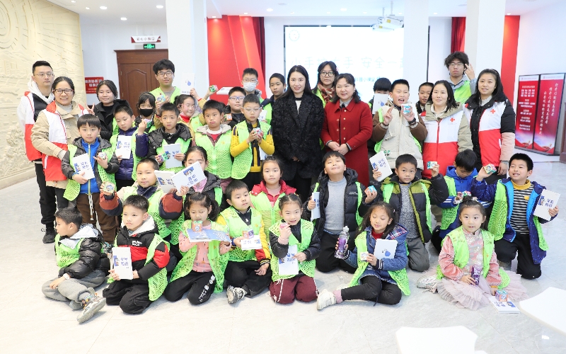 托管班孩子收到了湖北省應(yīng)急管理廳的文創(chuàng)小禮品。