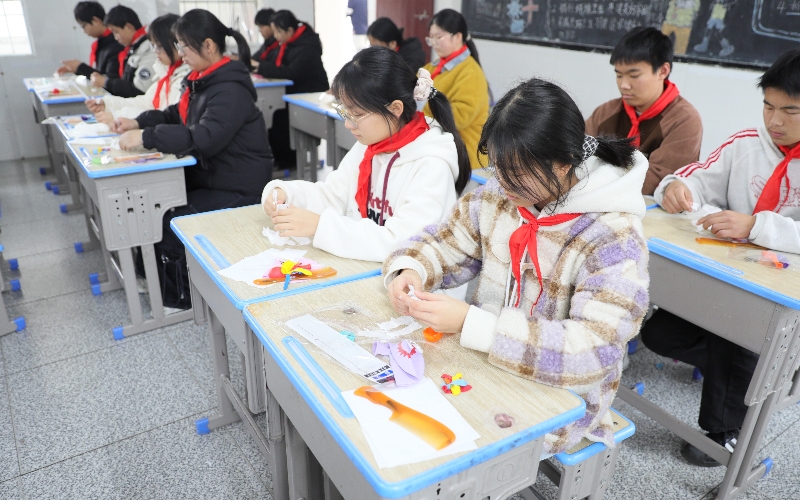 托管班同學(xué)們在老師引導(dǎo)下進行科學(xué)小實驗。