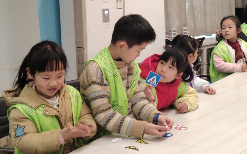 小朋友們協(xié)作拼好安全標(biāo)識。