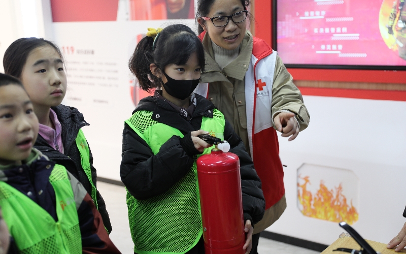 小朋友體驗消防滅火器滅火。