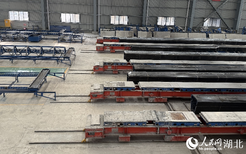 鄂州花湖機(jī)場高速公路二期工程智慧梁場的無線移動臺車。人民網(wǎng)記者 周恬攝