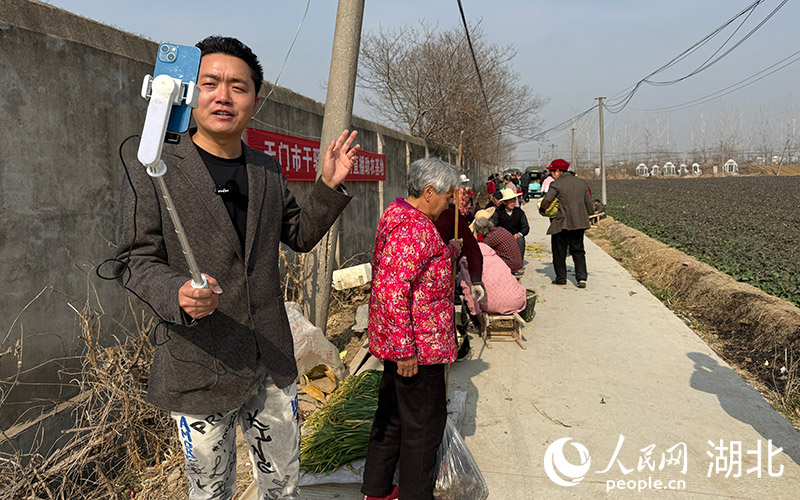 周中文的“云”集市開播。人民網(wǎng)記者 張雋攝