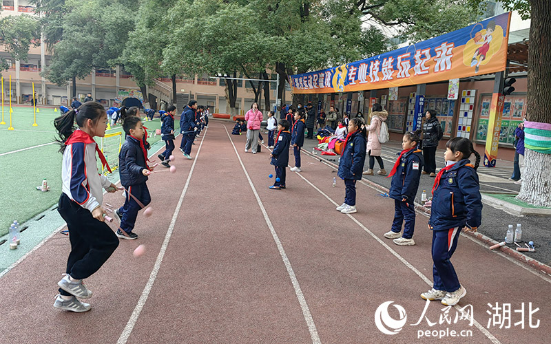 武漢小學(xué)學(xué)生練習(xí)速度跳繩。人民網(wǎng)記者郭婷婷攝