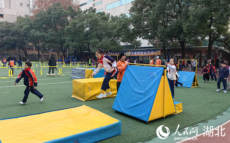 武漢小學(xué)開設(shè)了跑酷課。人民網(wǎng)記者 郭婷婷攝