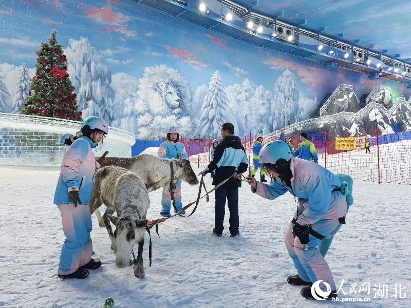 在室內(nèi)滑雪場(chǎng)，拍照打卡的游客。人民網(wǎng)記者 周雯攝