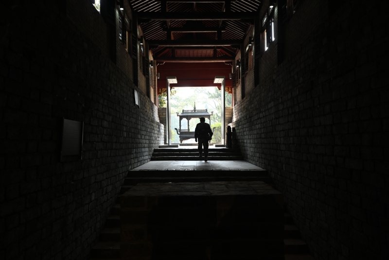 王方哲在遼王墓巡邏。人民網(wǎng)記者 王郭驥攝