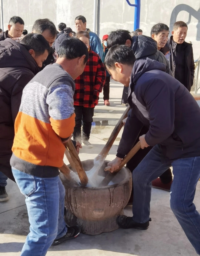 村民一起打糍粑。