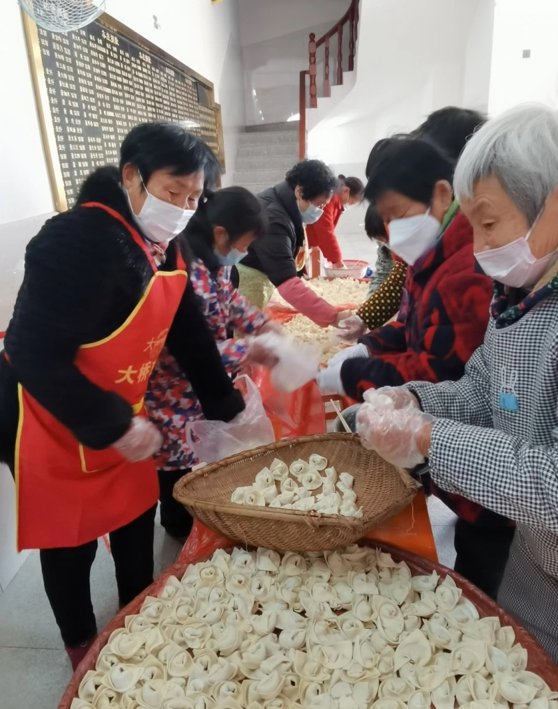 村民一起包餃子。