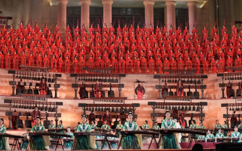 橫渡長江博物館前，編鐘齊齊奏響。