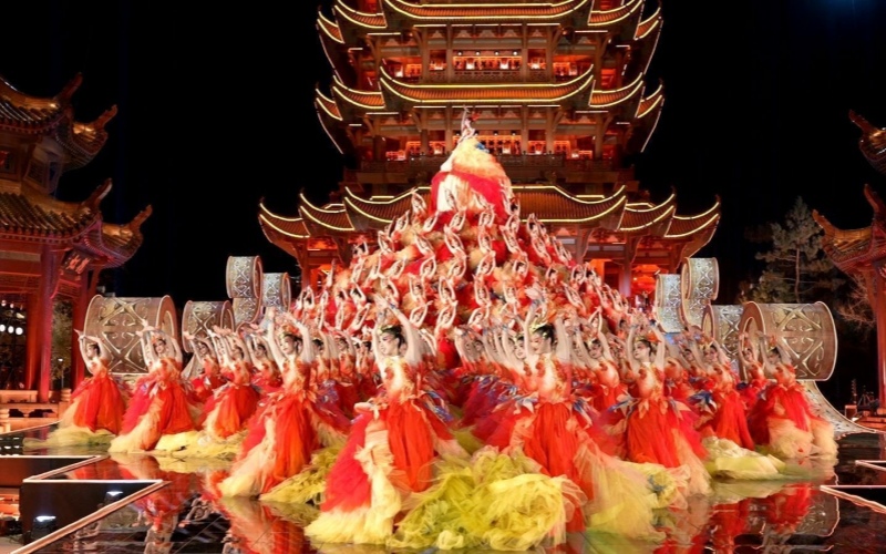 黃鶴樓前，241名女演員演繹“鳳凰涅槃”。