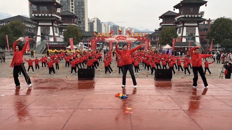 全民齊跳廣場(chǎng)舞。