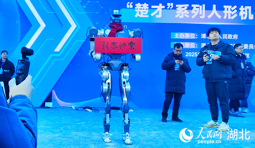 人形機器人“勞動者”3號給大家拜年。人民網(wǎng)記者 王郭驥攝