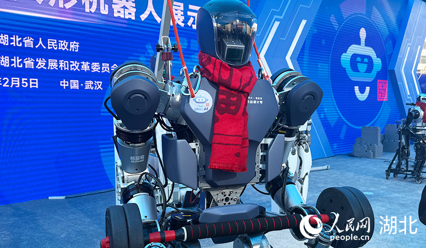 人形機器人“勞動者”2號手握啞鈴展示力量。人民網(wǎng)記者 張沛攝