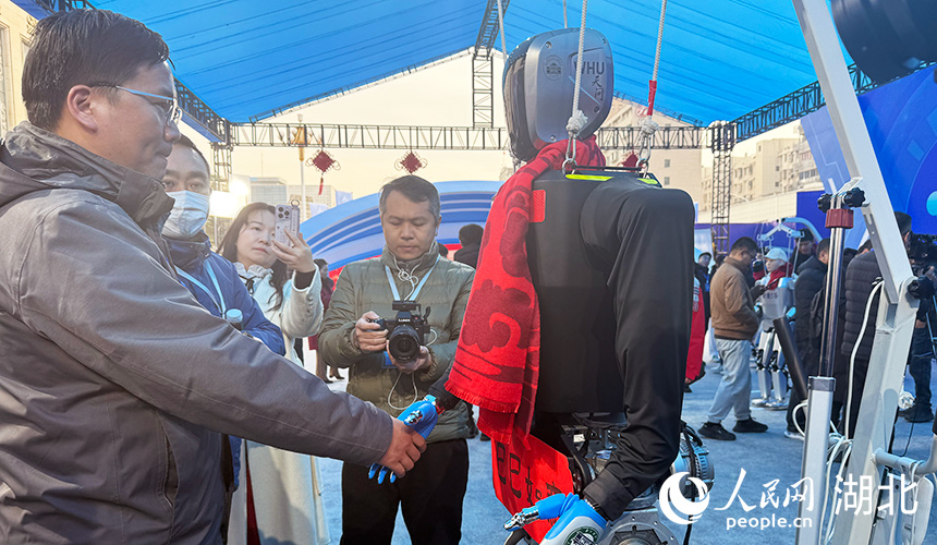 研發(fā)人員演示和人形機(jī)器人“天問(wèn)”握手。人民網(wǎng)記者 張沛攝